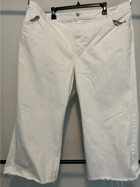Wide-Leg White Cropped Jean with Raw Hem